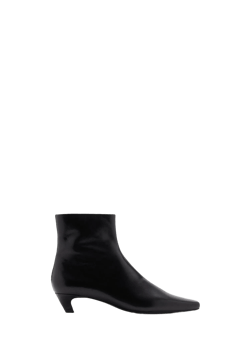 Leather boots with kitten heels